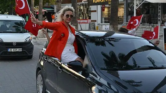 Türk bayrakları ile şehir turu attılar