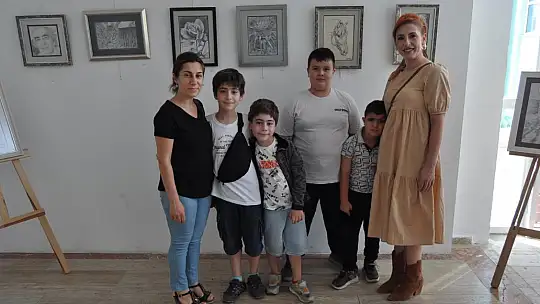 İlk Sergisinde Kızı Yalnız Bırakmadı