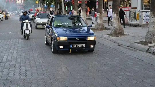 Türk bayrakları ile şehir turu attılar