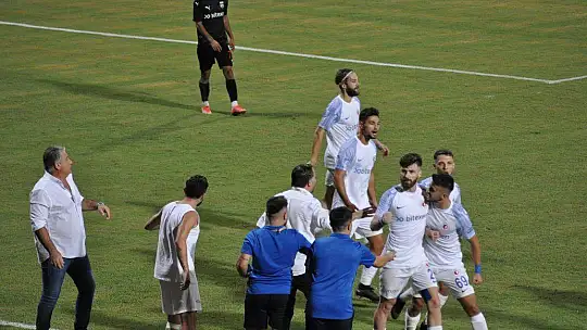 FETHİYESPOR EVİNDE KİMSEYİ AFFETMİYOR 3-1