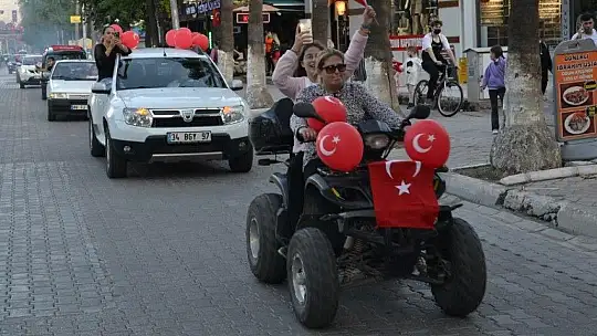Türk bayrakları ile şehir turu attılar