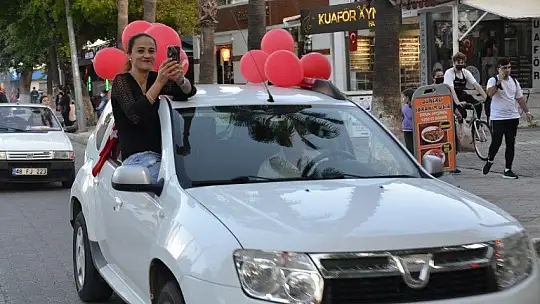 Türk bayrakları ile şehir turu attılar