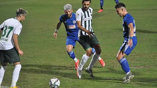 Lacivert-Beyazlılar liderliği bırakmıyor 2-1