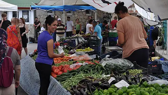 Vatandaşın alışveriş tercihi 'Salı Pazarı'