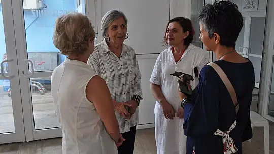 İlk Sergisinde Kızı Yalnız Bırakmadı