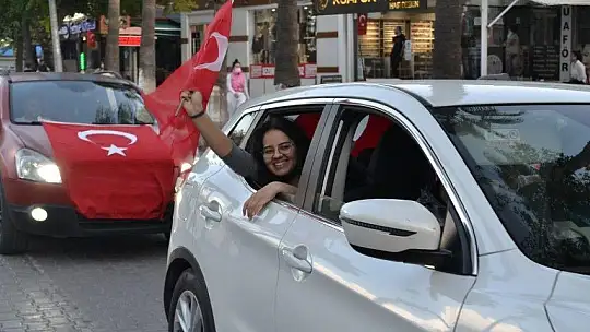 Türk bayrakları ile şehir turu attılar