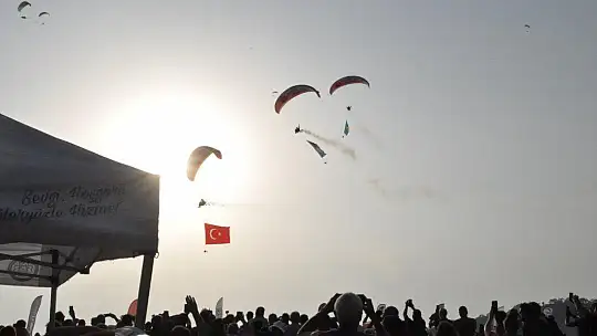 HAVA OYUNLARI FESTİVALİ RENKLİ GÖSTERİLERE EV SAHİPLİĞİ YAPIYOR