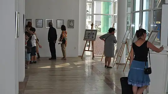 İlk Sergisinde Kızı Yalnız Bırakmadı