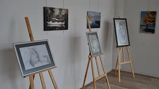 İlk Sergisinde Kızı Yalnız Bırakmadı