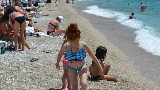 Ölüdeniz'de yerli ve yabancı turistlerden deniz keyfi