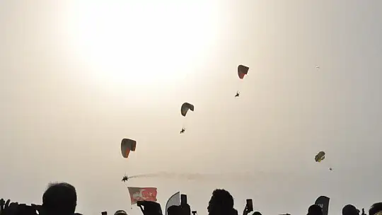 HAVA OYUNLARI FESTİVALİ RENKLİ GÖSTERİLERE EV SAHİPLİĞİ YAPIYOR