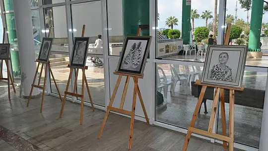 İlk Sergisinde Kızı Yalnız Bırakmadı