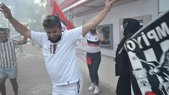 Beşiktaşlı taraftarlardan şampiyonluk konvoyu