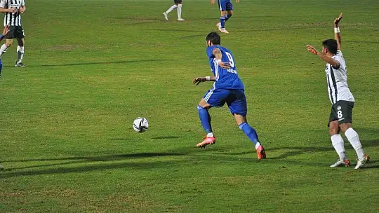 Lacivert-Beyazlılar liderliği bırakmıyor 2-1