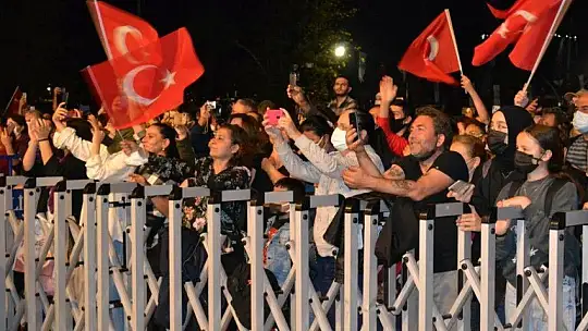 Fethiye'de Selda Bağcan rüzgarı esti