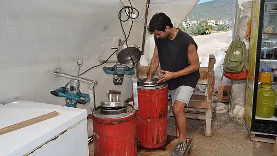 Kar Şerbeti Satarak Öğrencilere Destek Oluyor