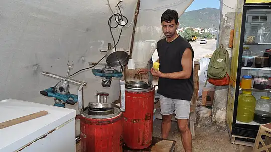 Kar Şerbeti Satarak Öğrencilere Destek Oluyor