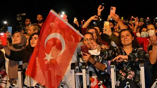 Fethiye'de Selda Bağcan rüzgarı esti