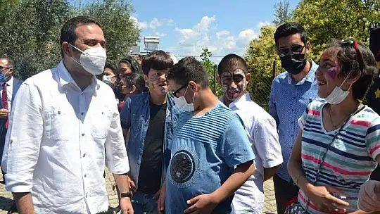 Özel öğrencilerin mezuniyet sevinci