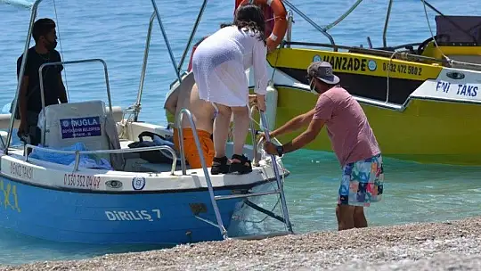 Ölüdeniz'de yerli ve yabancı turistlerden deniz keyfi