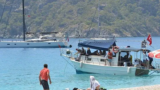 Ölüdeniz'de yerli ve yabancı turistlerden deniz keyfi