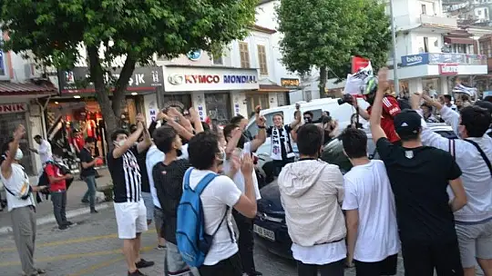 Beşiktaşlı taraftarlardan şampiyonluk konvoyu