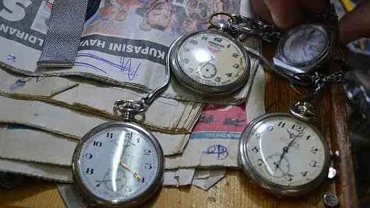 SAAT TAMİRCİLİĞİ KAYBOLMAYA YÜZ TUTTU