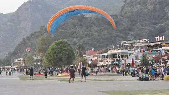 HAVA OYUNLARI FESTİVALİ RENKLİ GÖSTERİLERE EV SAHİPLİĞİ YAPIYOR