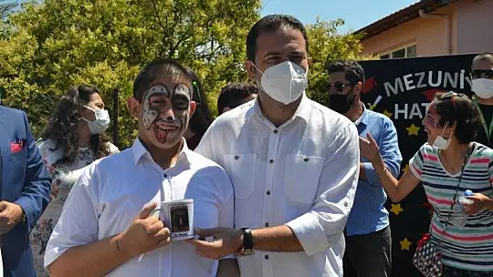 Özel öğrencilerin mezuniyet sevinci