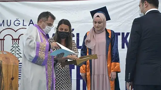 Fethiye İşletme Fakültesinde mezuniyet heyecanı