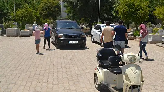 Arefe Günü mezar ziyaretleri unutulmadı