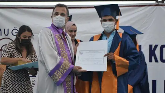 Fethiye İşletme Fakültesinde mezuniyet heyecanı