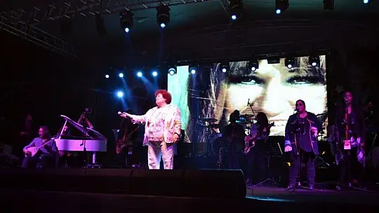 Fethiye'de Selda Bağcan rüzgarı esti