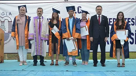 Fethiye İşletme Fakültesinde mezuniyet heyecanı