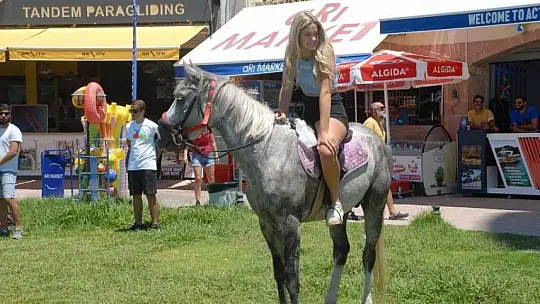 Ölüdeniz'de at turu 