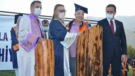 Fethiye İşletme Fakültesinde mezuniyet heyecanı