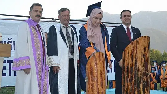 Fethiye İşletme Fakültesinde mezuniyet heyecanı