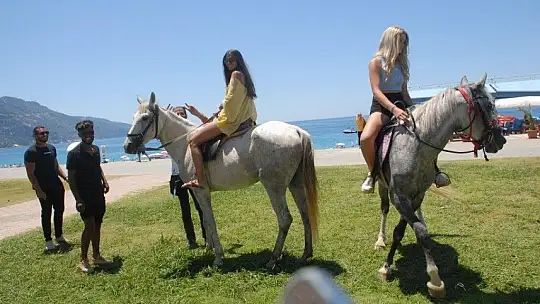 Ölüdeniz'de at turu 