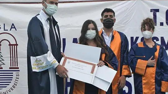 Fethiye İşletme Fakültesinde mezuniyet heyecanı