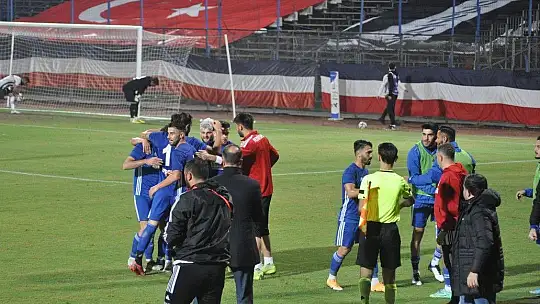 Lacivert-Beyazlılar liderliği bırakmıyor 2-1