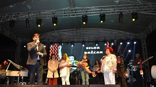 Fethiye'de Selda Bağcan rüzgarı esti