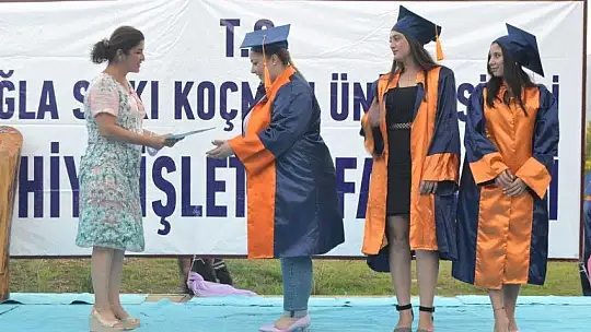 Fethiye İşletme Fakültesinde mezuniyet heyecanı