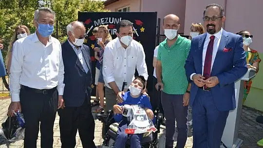 Özel öğrencilerin mezuniyet sevinci