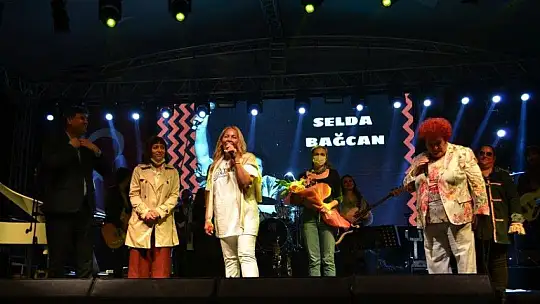 Fethiye'de Selda Bağcan rüzgarı esti