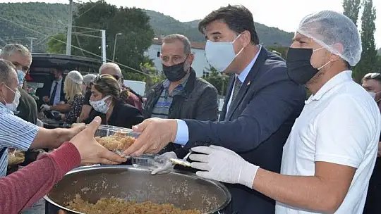 Atatürk'ün anısına helva dağıtıldı