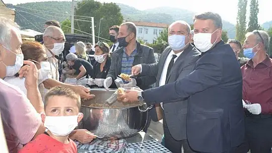 Atatürk'ün anısına helva dağıtıldı