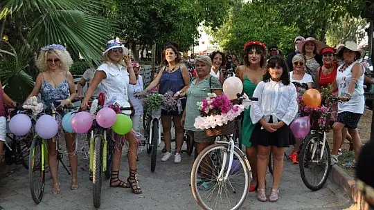 Fethiye'de 'Süslü Kadınlar Bisiklet Turu' gerçekleşti