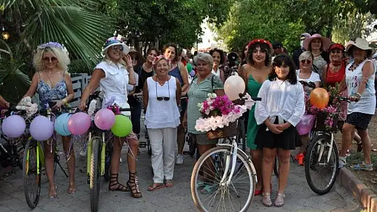Fethiye'de 'Süslü Kadınlar Bisiklet Turu' gerçekleşti