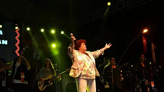 Fethiye'de Selda Bağcan rüzgarı esti