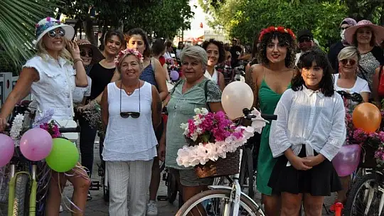 Fethiye'de 'Süslü Kadınlar Bisiklet Turu' gerçekleşti